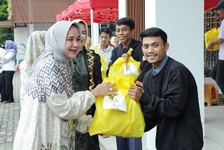 Riana Sari Gelar Aksi Beli dan Bagi untuk Masyarakat