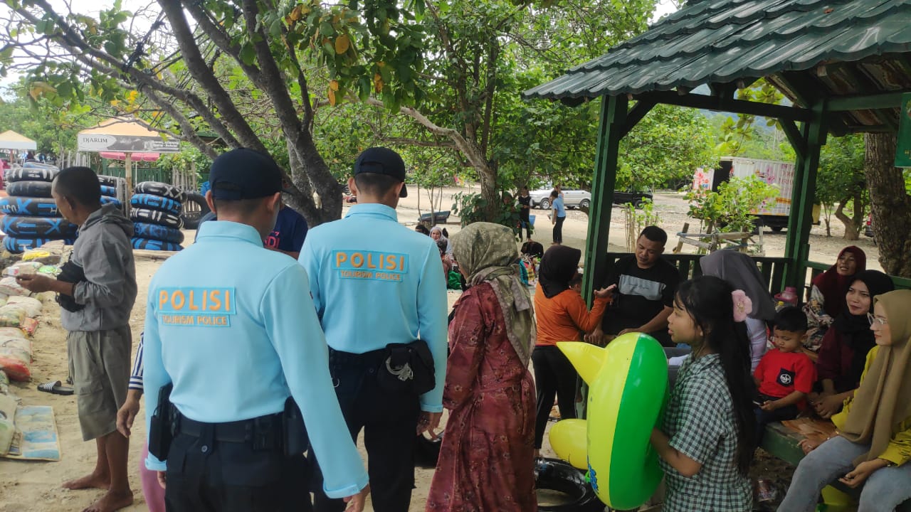 Berikan Rasa Aman dan Nyaman Libur Lebaran, Personil Ditpamobvit Polda Lampung Lakukan Patroli di Pantai
