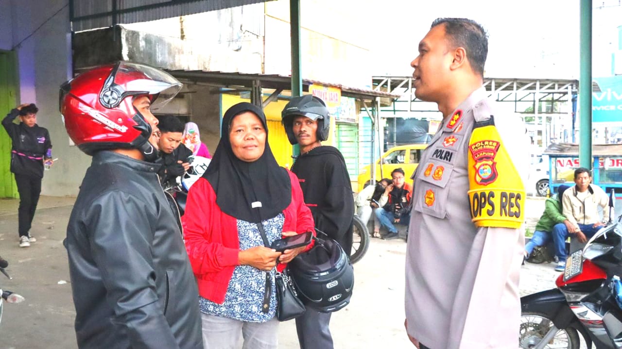 Kapolres Tulang Bawang Bercengkrama Dengan Pemudik Pada Pengawalan Gratis Arus Balik Lebaran 2024
