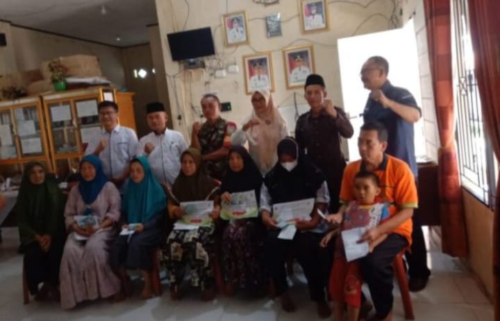 Peratin Pekon Penengahan Miftah Farid Salurkan BLT-DD Perdana