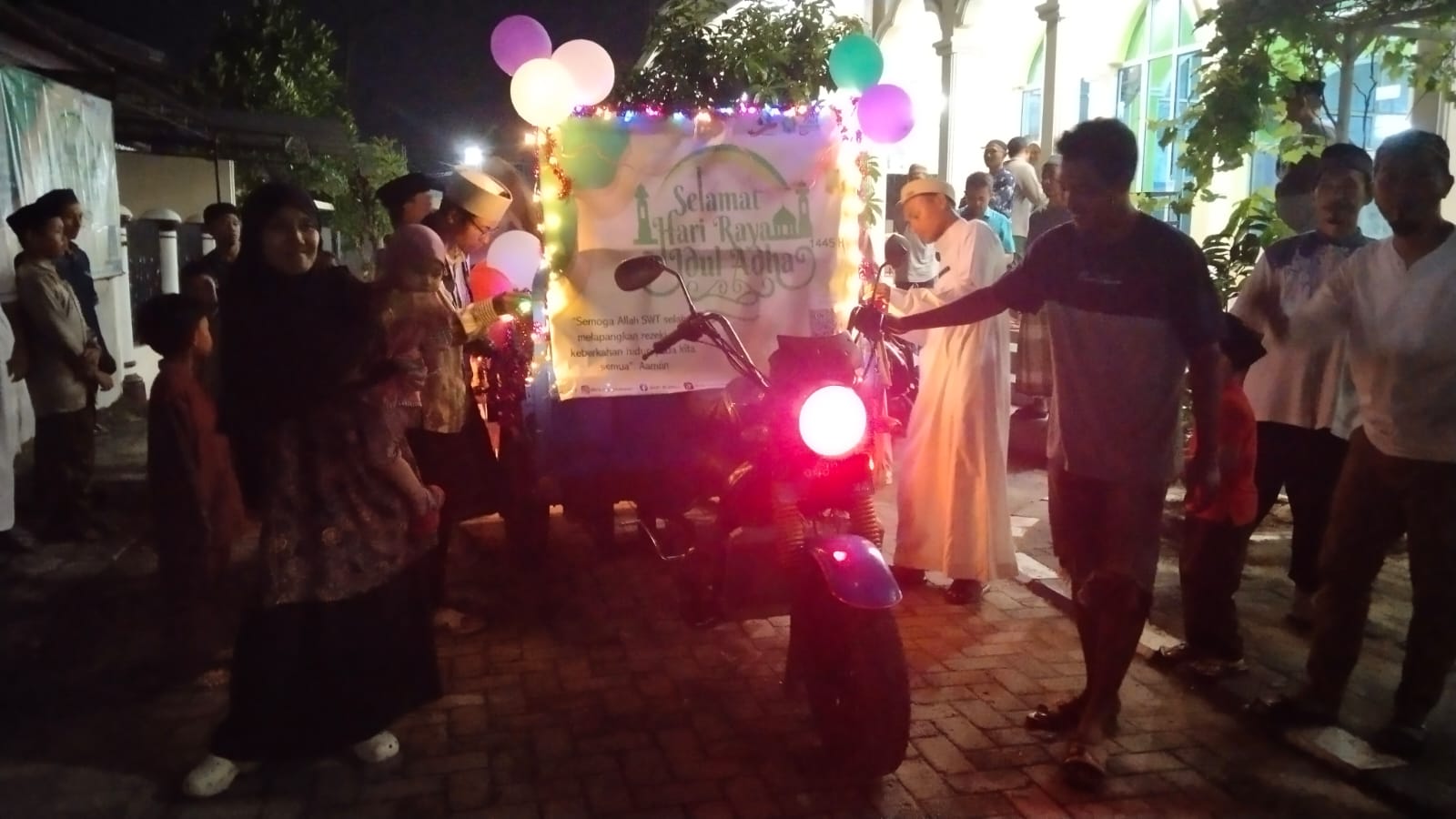 Warga Bumi Puspa Kencana Gedong Meneng Bersatu dalam Pawai Takbir Idul Adha