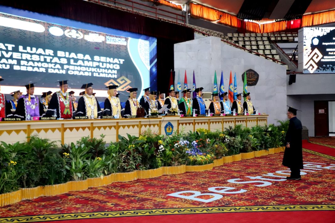 Unila Kukuhkan Syarief Makhya sebagai Guru Besar