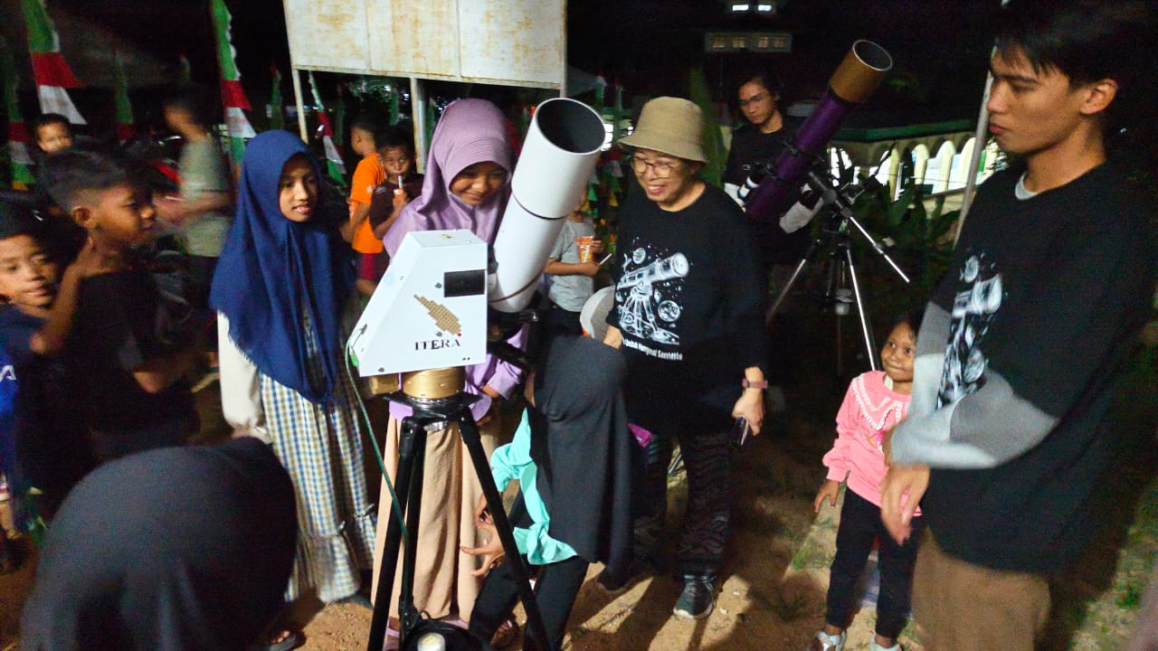 Mahasiswa UGM dan ITERA Ajak Anak Desa Cilimus Menjelajah Langit Malam