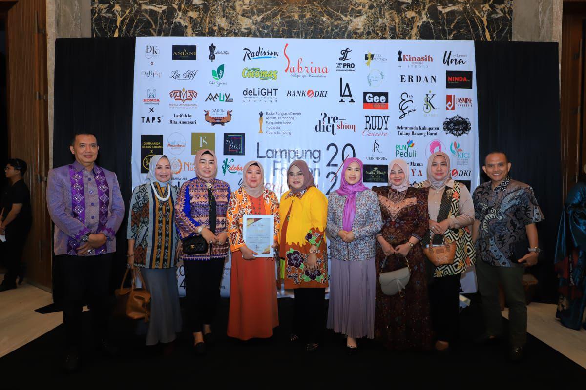 Batik Siha Ali Bersinar di Lampung Fashion Tendance 2024