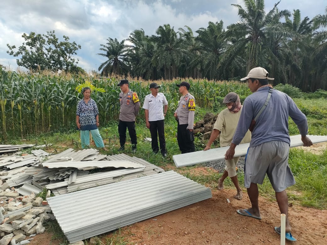 Kapolres Lampung Selatan Ulurkan Tangan untuk Korban Angin Kencang
