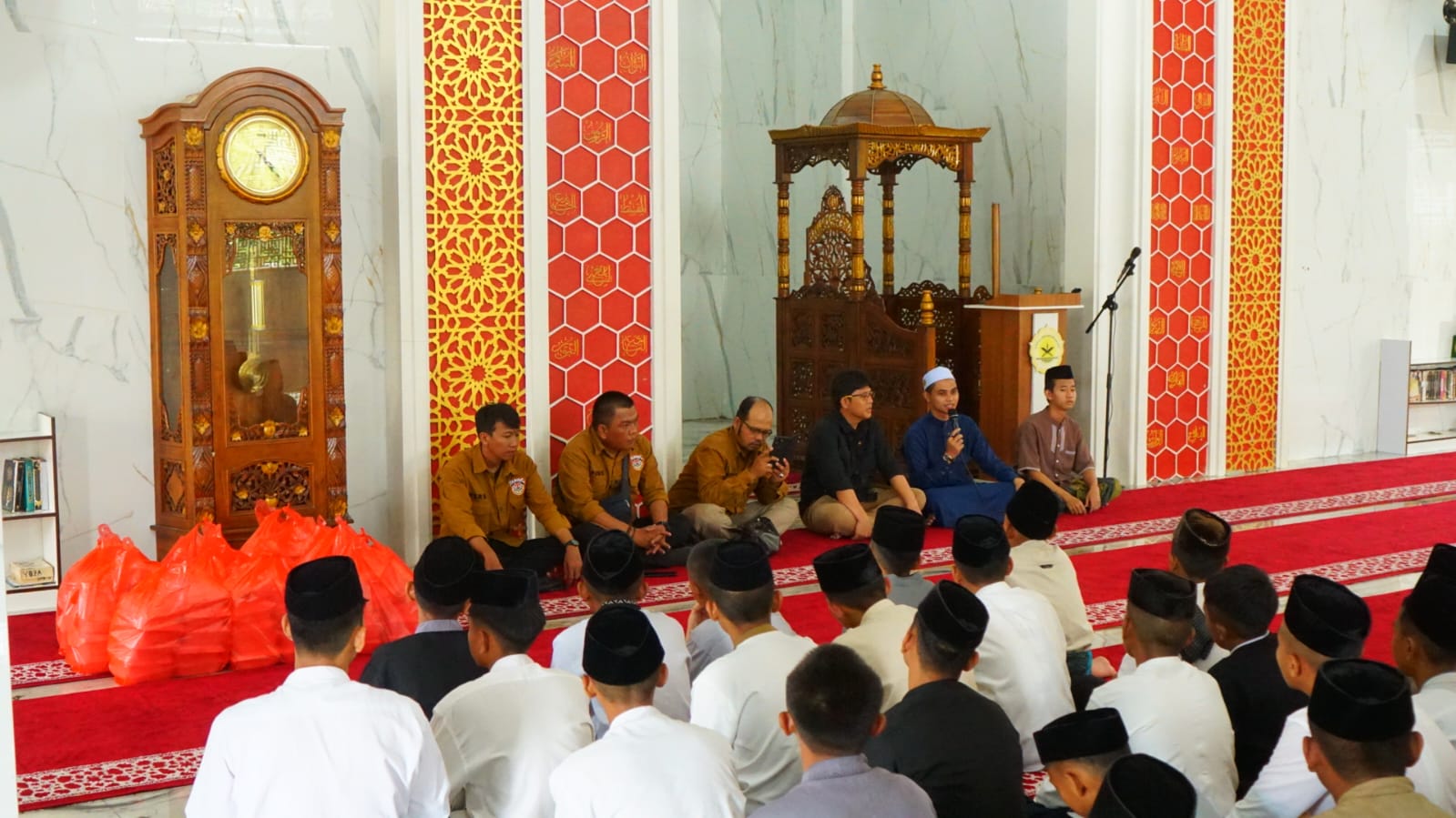 Santri Ponpes Riyadhus Sholihin dan Organisasi Pers Taring Gelar Doa Bersama untuk Eva Dwiana