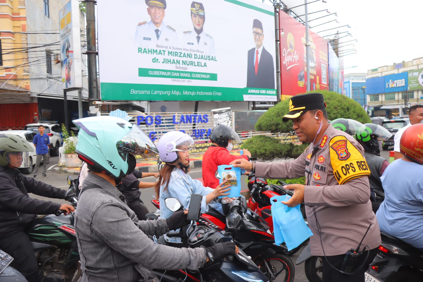 Pejabat Utama Polresta Bandar Lampung Turun Langsung Bagi Takjil ke Pengguna Jalan