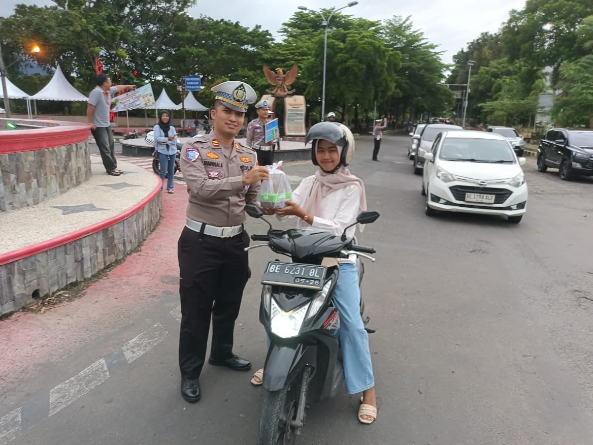 Satlantas Polres Lampung Selatan Bagikan Takjil Sembari Edukasi Tertib Lalu Lintas