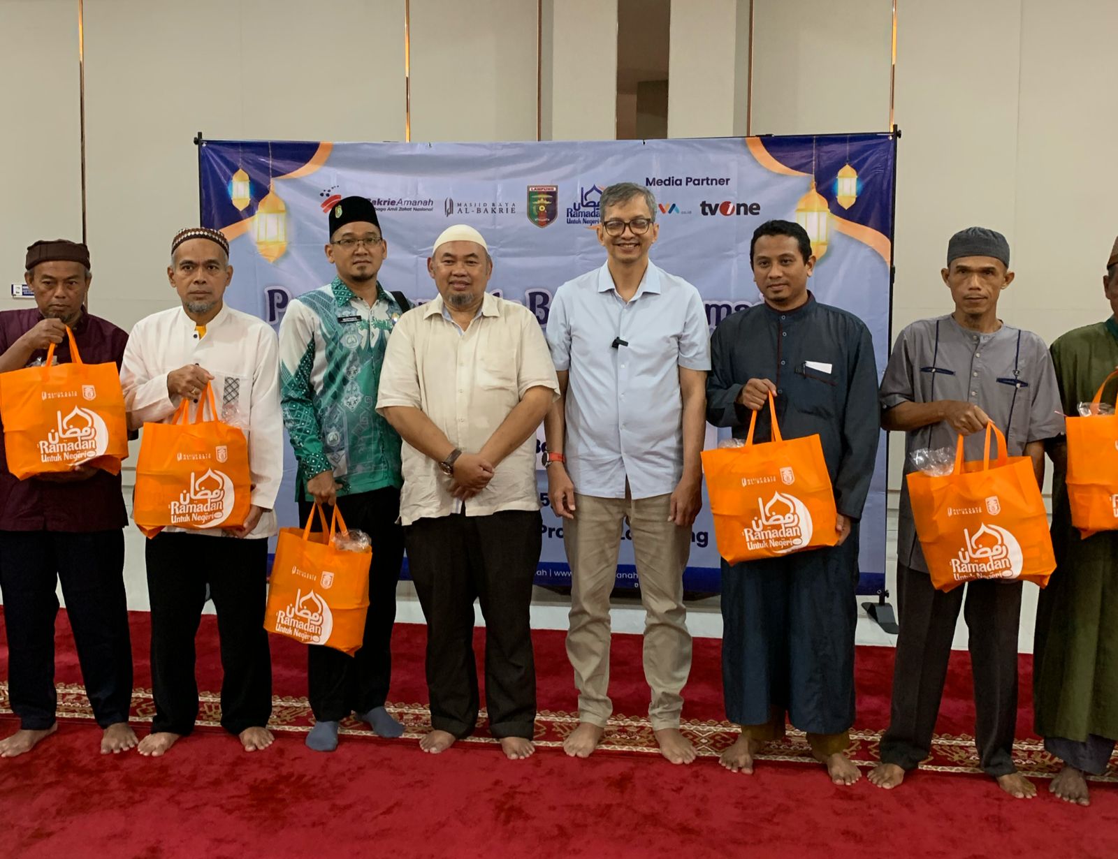Penyaluran Kado Bahagia Ramadhan Marbot dan Guru Ngaji di Masjid Raya Al Bakrie Lampung Berjalan Sukses