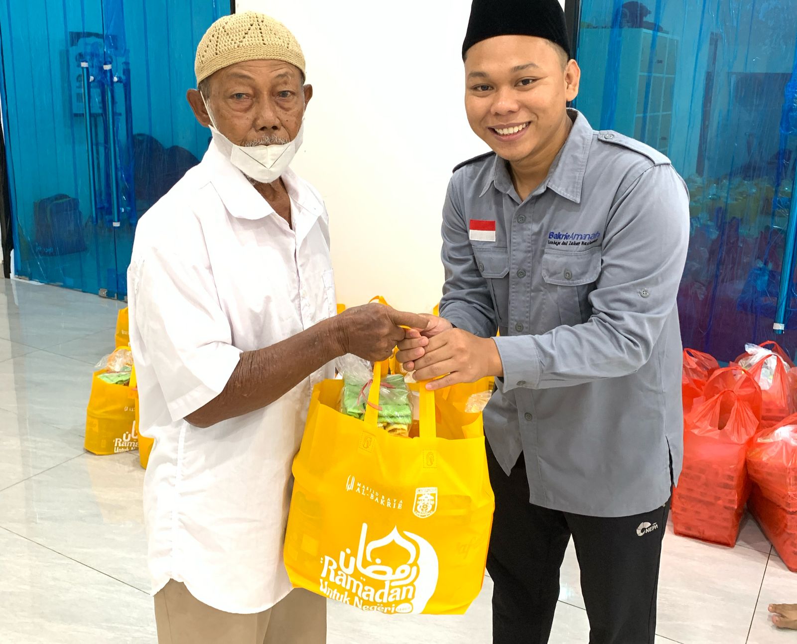 Penyaluran Paket Kado Bahagia Ramadhan di Masjid Raya Al Bakrie Lampung Berjalan Sukses