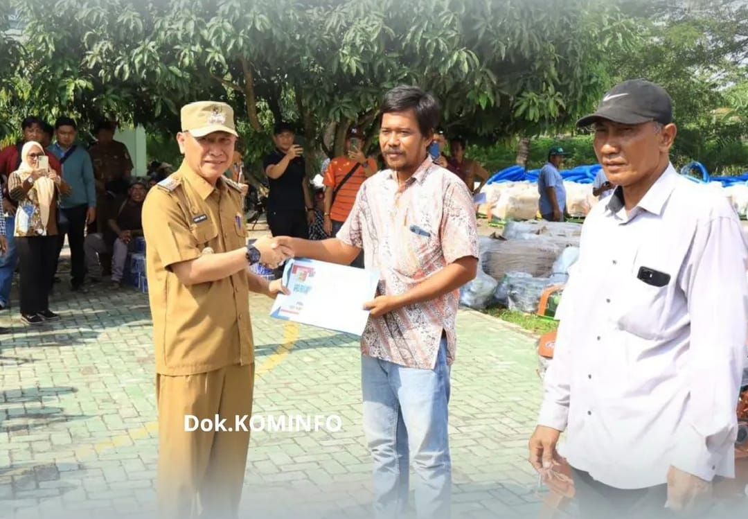 Sinergi Pusat-Daerah, Bupati Tulang Bawang Salurkan Ratusan Alsintan Gratis untuk Petani