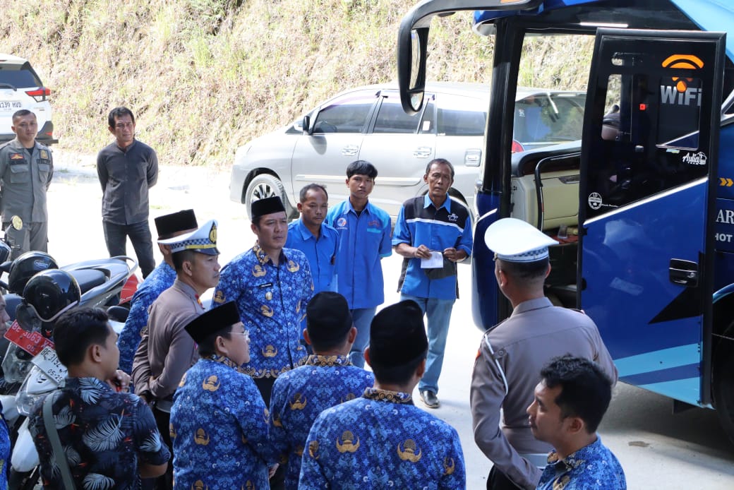 Bupati-Wakil Bupati Pesibar Tinjau Kesiapan Bus Calon Jemaah Haji