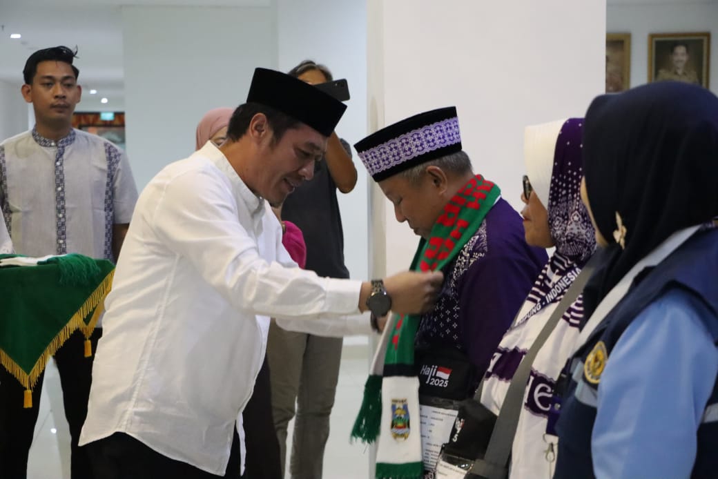 Bupati-Wakil Bupati Pesibar Lepas 56 Calon Jemaah Haji Tahun 2025