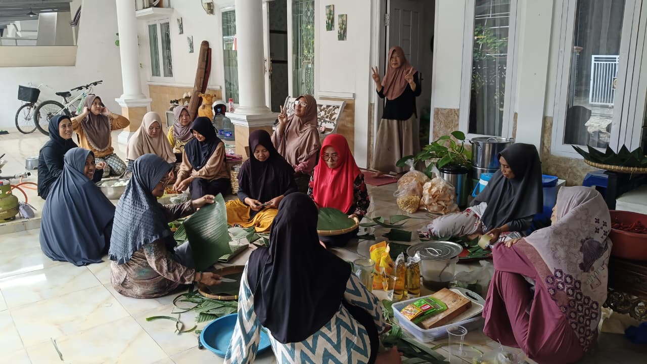Ibu-Ibu Perum Bumi Puspa Kencana Gedong Meneng Rajabasa Bandarlampung sekitar Berkolaborasi Siapkan Hidangan Untuk Esok Hari