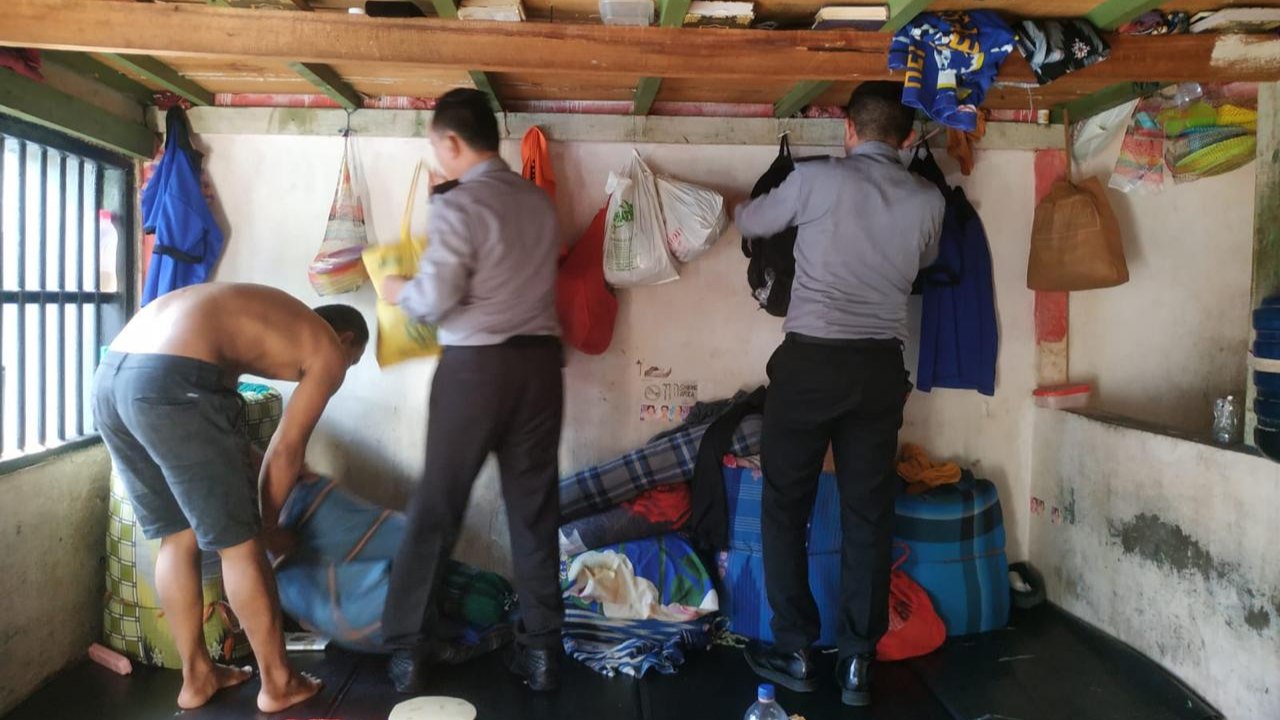 Razia Rutan Krui Lampung: Petugas Amankan Korek Api dan Tali