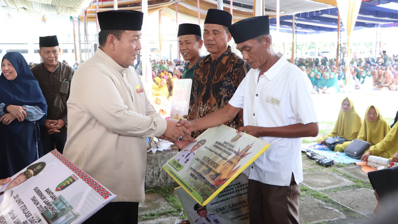 Arinal Bagikan Bantuan di Pengajian Akbar Pesisir Barat