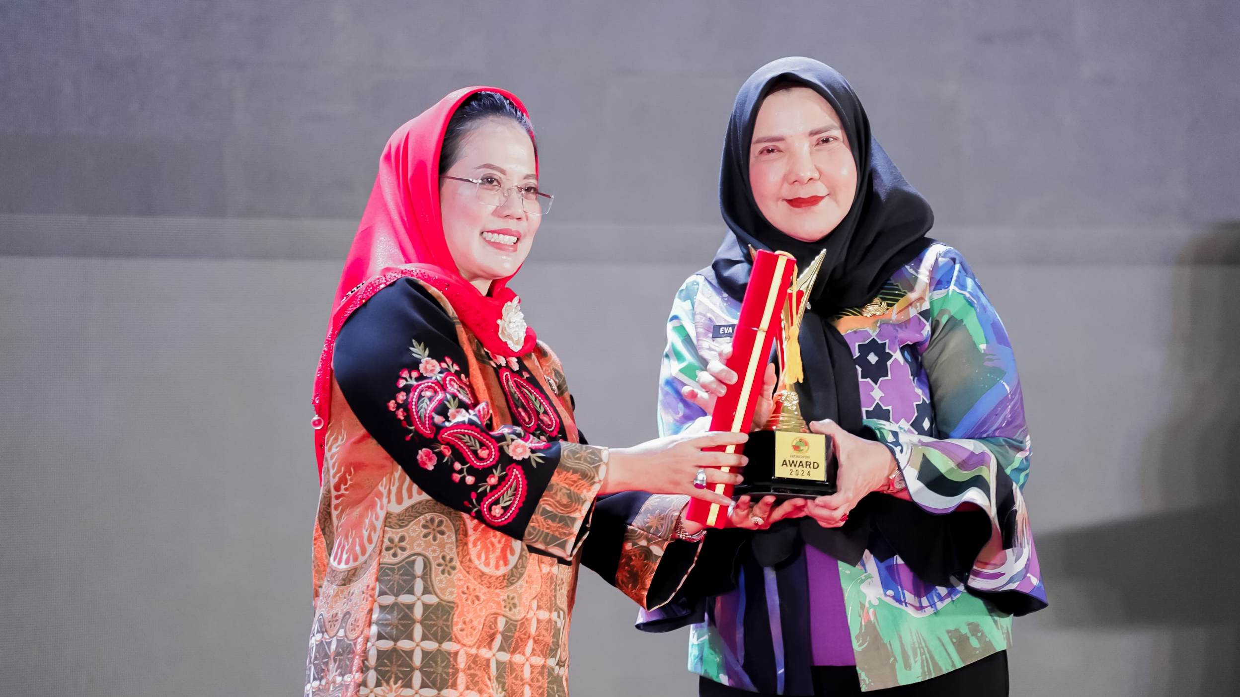 Eva Dwiana Diganjar Penghargaan Pembina Andalan oleh Dekopin dan Kemenkop UKM