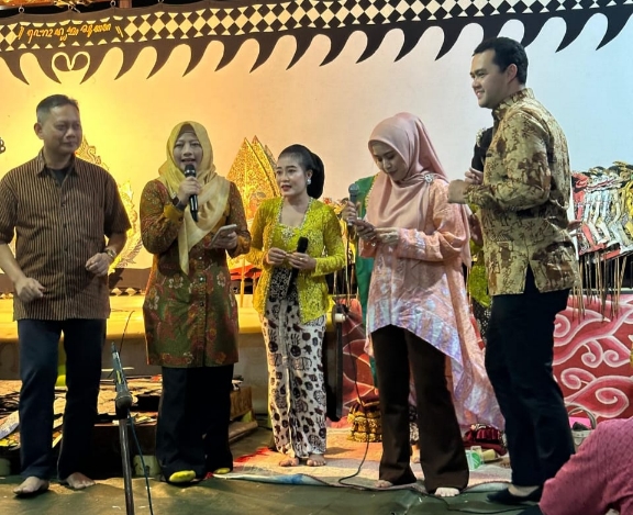 Spekulasi Duet Pilkada Menguat, Ririn-Wiriawan Kompak Hadiri Acara Adat