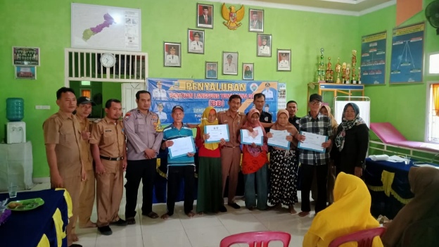 Pekon Negri Ratu Tenumbang Salurkan BLT-DD, Tekan Angka Kemiskinan Ekstrem