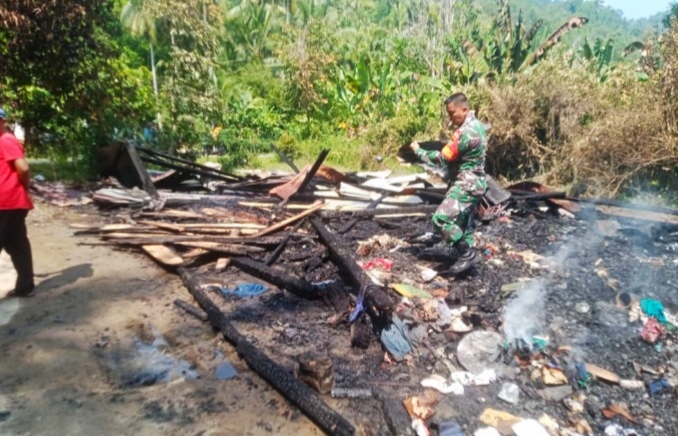 Korsleting Listrik Ludeskan Rumah Warga Tanggamus, Anggota Koramil Sigap Bantu Pemadaman