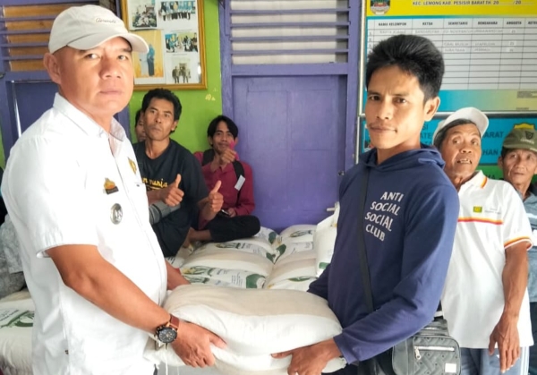 Peratin Bandarsyah Salurkan Bantuan Beras untuk 243 KPM di Lemong