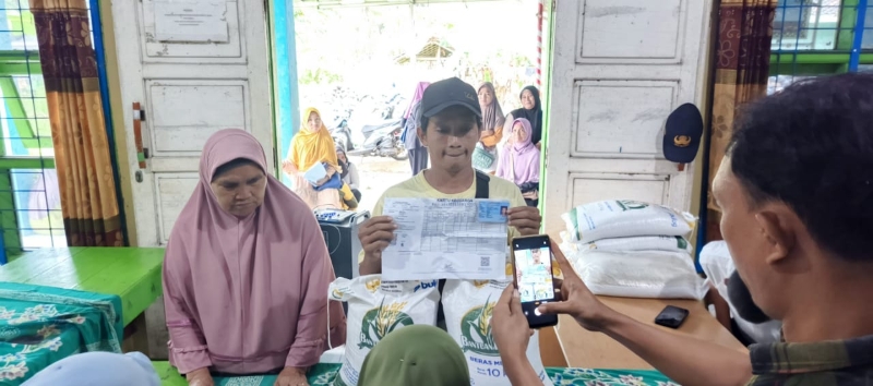 Pemerintah Pekon Malaya Salurkan Bantuan Beras kepada 221 KPM