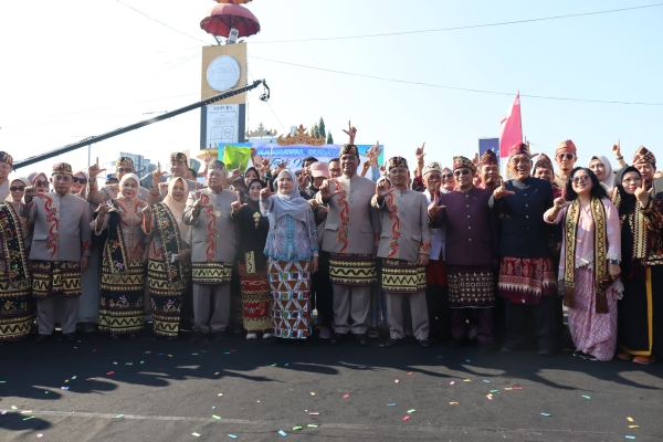 Bandar Lampung Gelar Pawai Budaya Tari Ngigel Rayakan HUT ke-343 Tahun