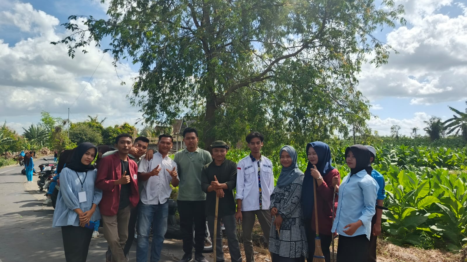 Bersinergi, Tiga Lembaga Gelar Bakti Sosial di Desa Semoyang Nusa Tenggara Barat