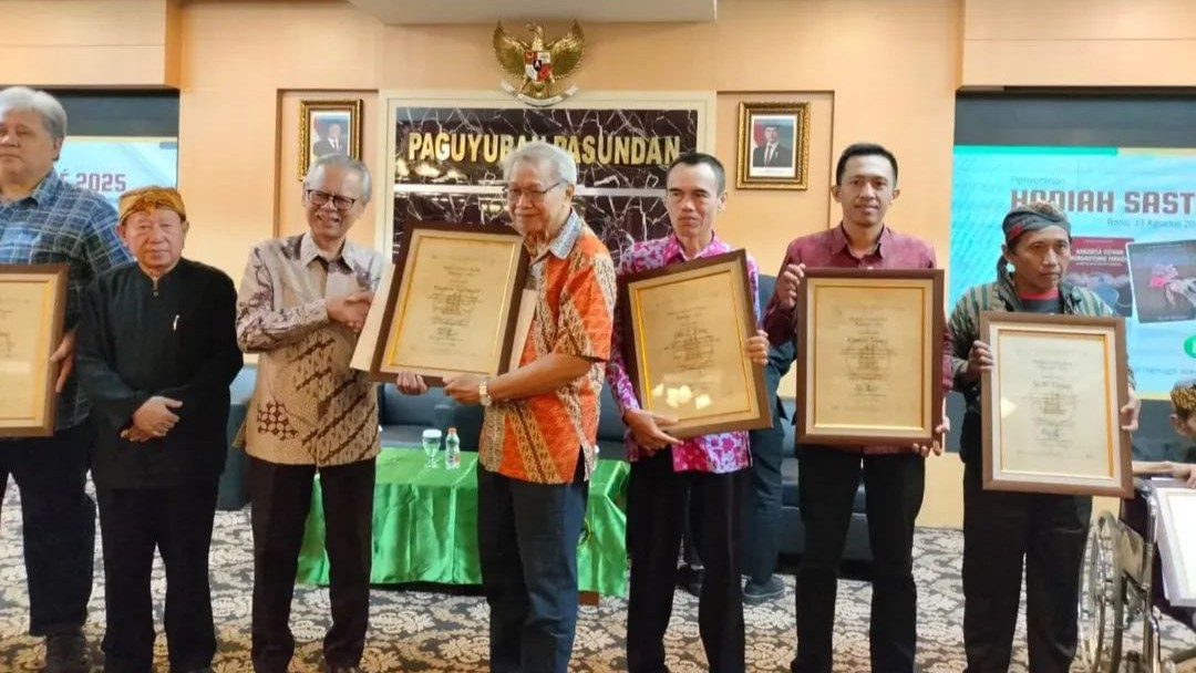 Bangkitkan Sastra Daerah, Udo Z Karzi Sabet Hadiah Sastra Rancage 2025