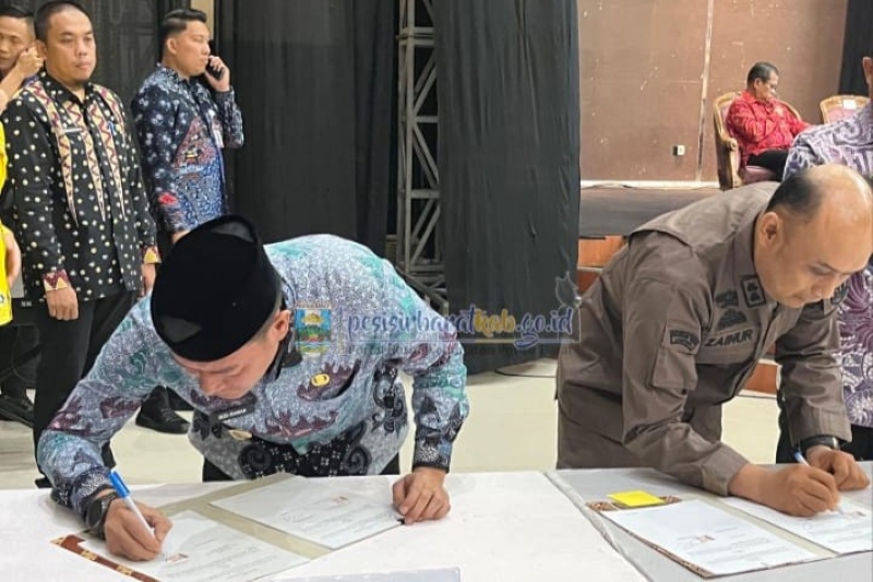 Perkuat Pengawasan Dana Desa, Bupati Pesisir Barat Tanda Tangani Kerja Sama dengan Kejaksaan