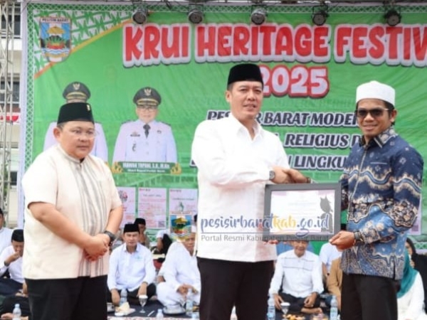 Peringati HUT RI, Pemkab Pesisir Barat Gelar Tabligh Akbar Bersama Ustadz Ucay