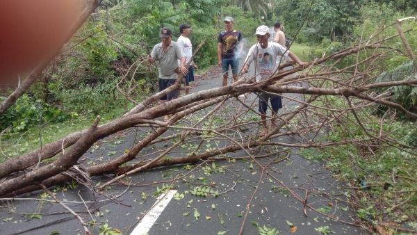 Masyarakat Pekon Bangun Negara Kompak Laksanakan Gotong Royong Jumat Bersih