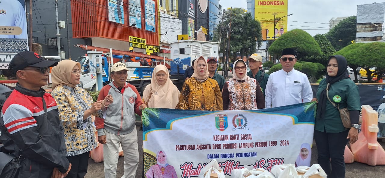 Mantan Anggota DPRD Lampung Gelar Aksi Sosial di Tugu Adipura, Ratusan Kotak Nasi Dibagikan Gratis untuk Pekerja Informal