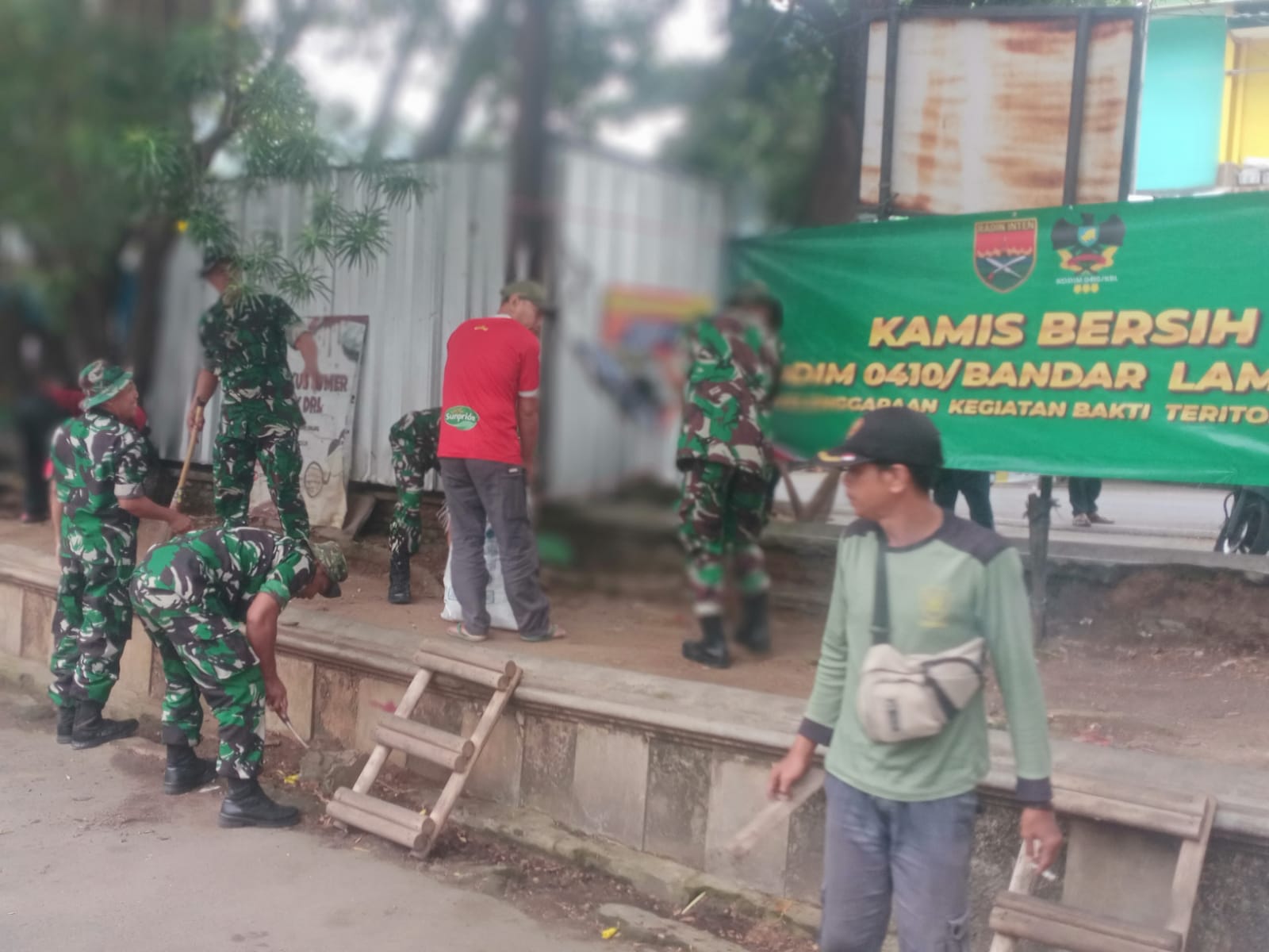 Gotong Royong, Koramil Tanjung Karang Pusat Bersihkan Pasar Tamin