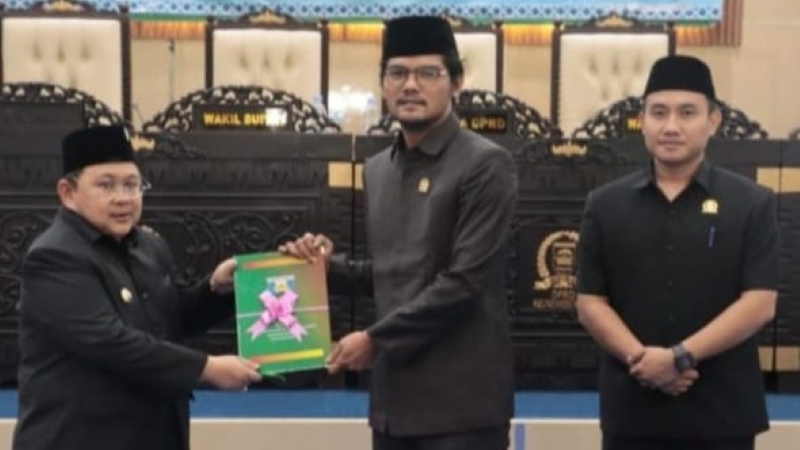Wabup Pesibar Sampaikan Nota Pengantar Ranperda APBD 2026 ke DPRD