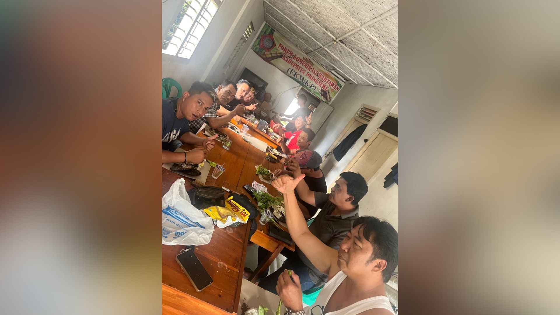 FKWKP Pringsewu Solidkan Ukhuwah dengan Makan Bersama dan Bagi Sembako