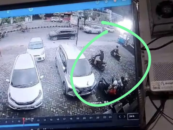 Terekam CCTV, Aksi Maling Gasak Motor di Rumah Makan Rajabasa