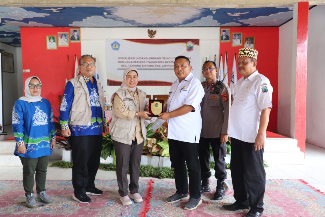 Mahasiswa KKN Unila, Sosialisasi UU ITE Di Desa Jati Indah