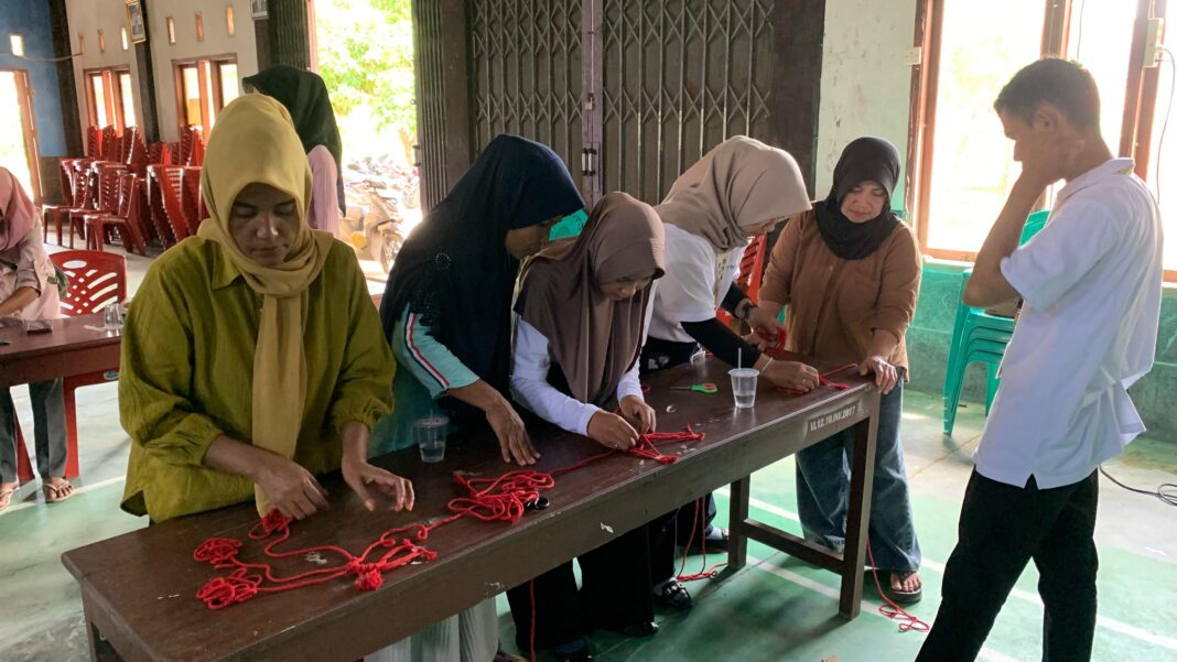 KKN Unila, Gelar Sosialisasi dan Pelatihan Pembuatan Kerajinan Macrame Tatakan Gelas