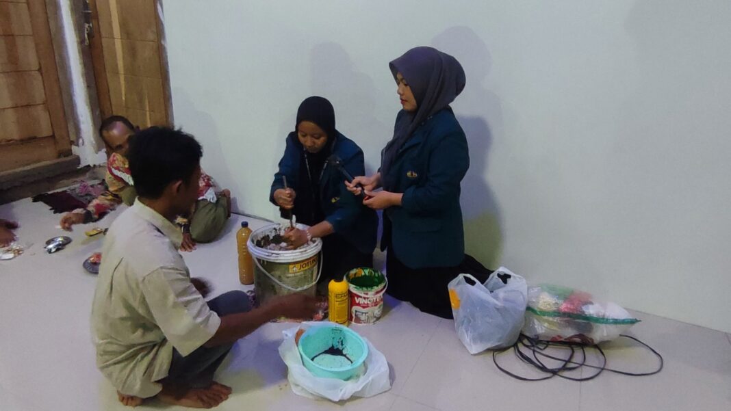 Mahasiswa KKN Unila, Gelar Sosialisasi dan Praktik Pembuatan Pupuk Organik Cair dari Gedebog Pisang