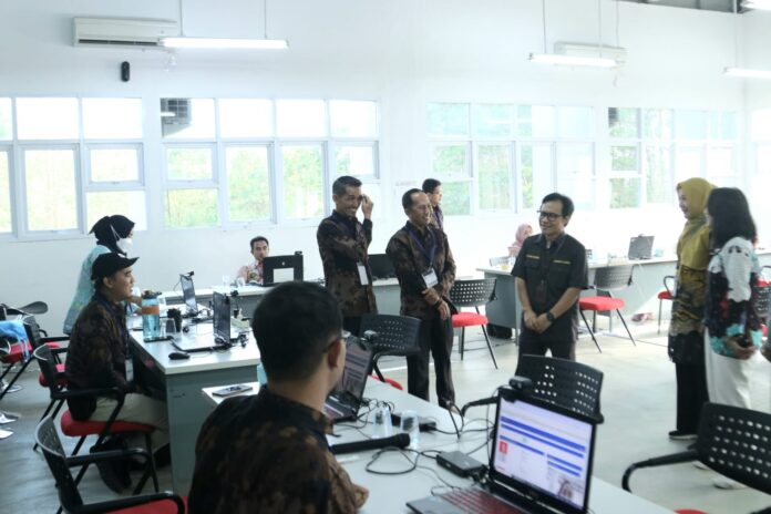 Wakil Rektor Unila BUK Monitoring Tes SKD Kemendikbudristek
