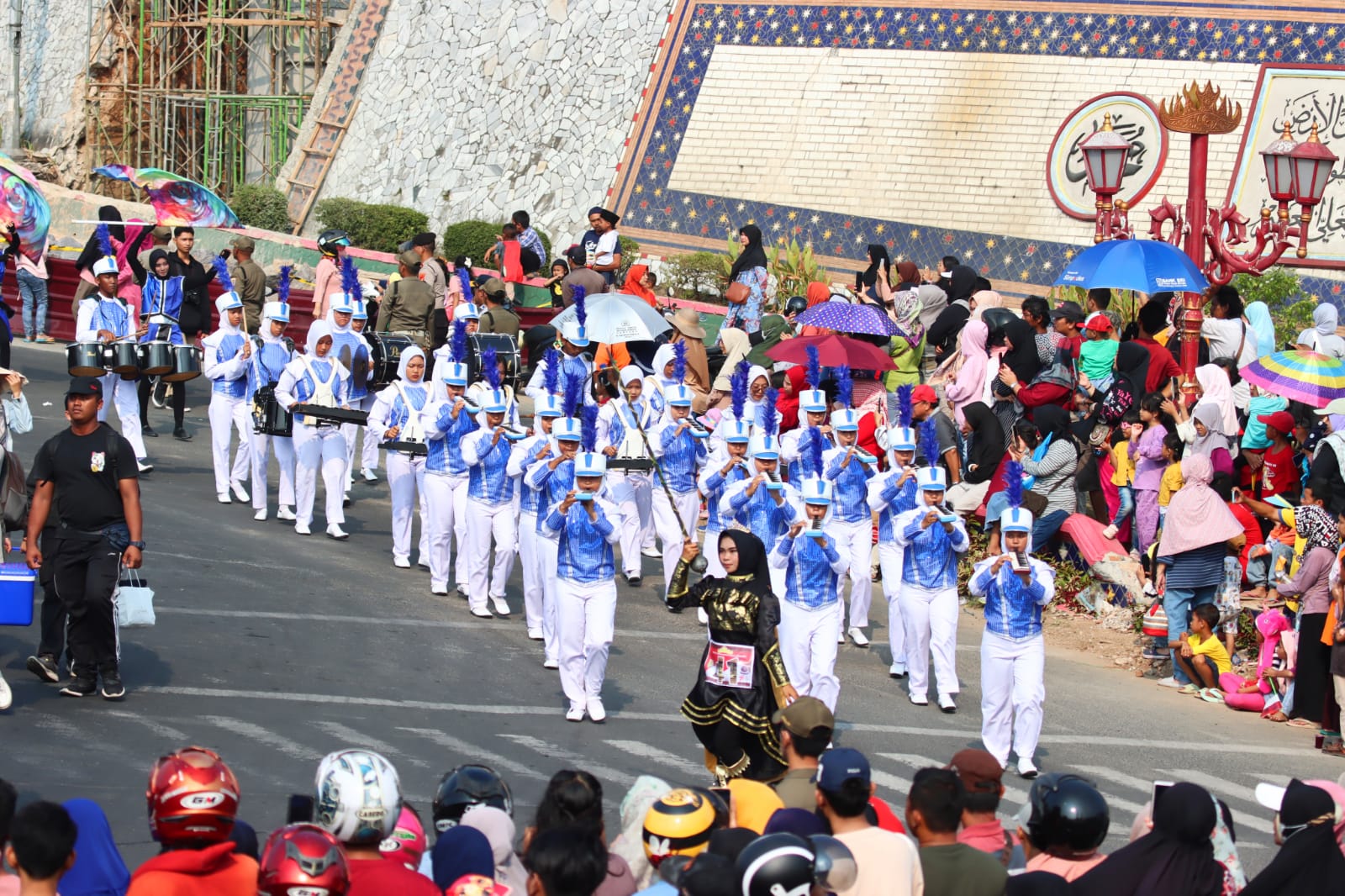 Pemprov Lampung Gelar Kirab Marching Band dan Pawai Kendaraan Hias, Gubernur Lampung dan Ketua PDBI Ikuti Pawai Kendaraan