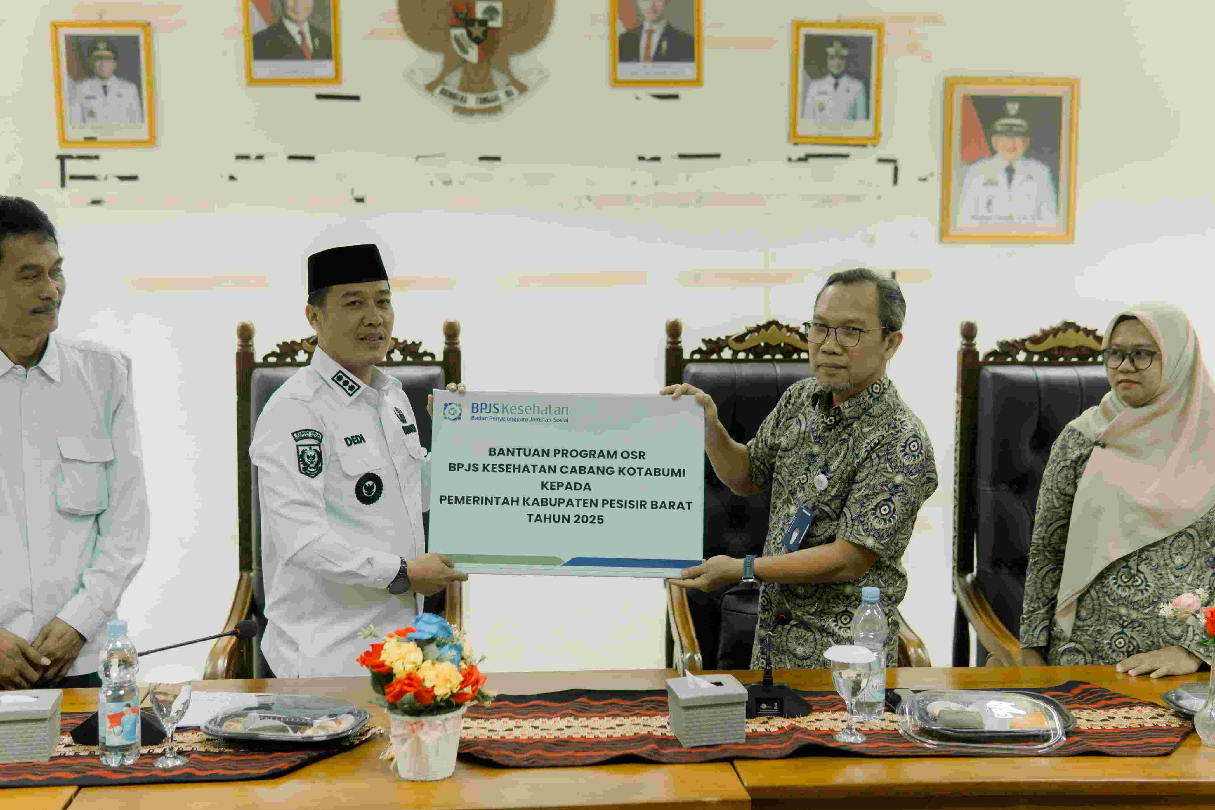 Dukung Kebersihan Lingkungan, BPJS Kesehatan Serahkan 10 Unit Tempat Sampah ke Pemkab Pesibar