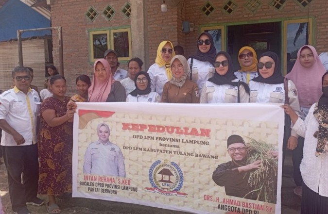 Anggota DPD RI Ahmad Bastian Bersama Pengurus LPM Lampung Begerak Bantu Korban Terdampak Banjir Tulangbawang