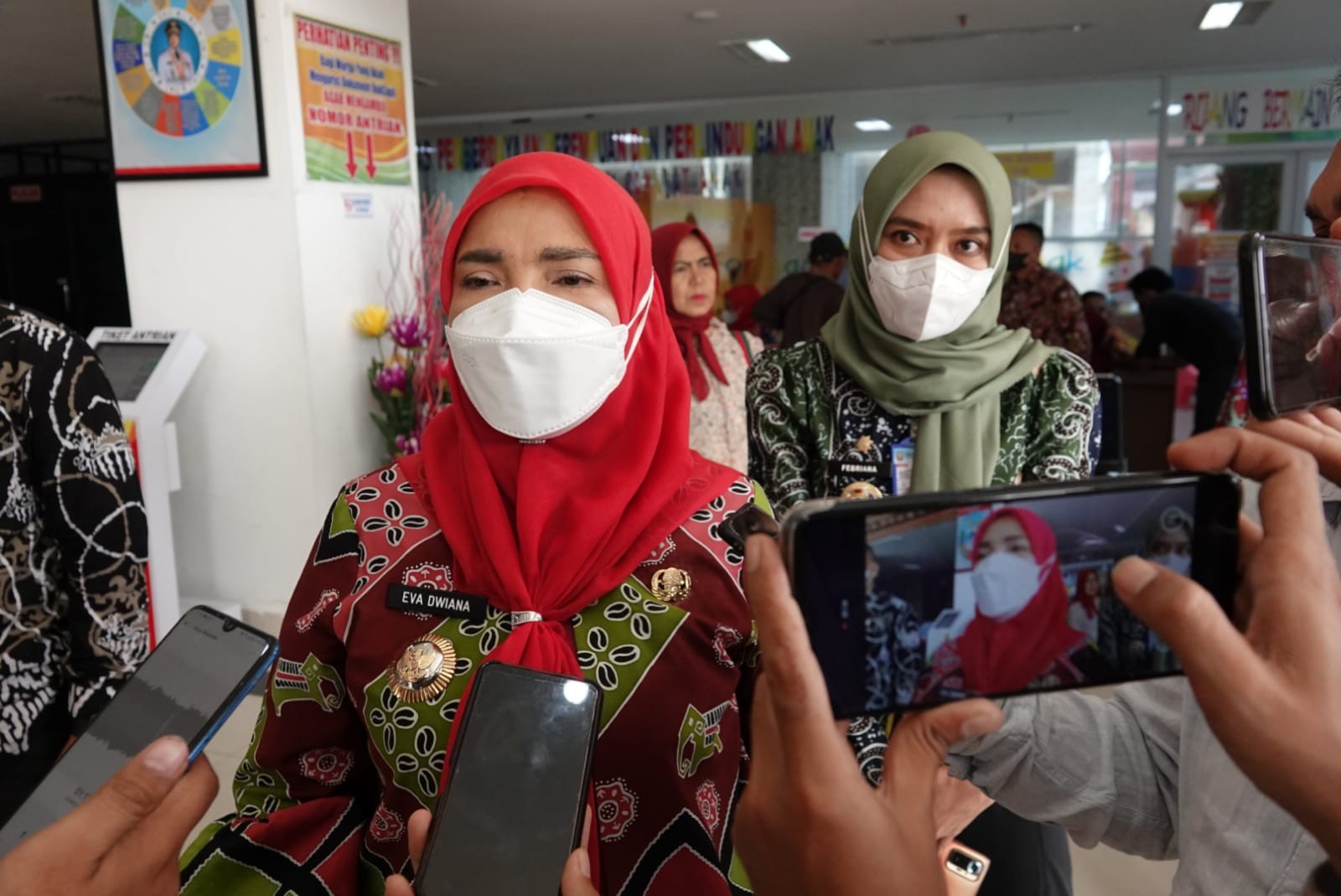 Pastikan Pelayanan Prima Kepada Masyarakat, Walikota Eva Dwiana Sidak ke Disdukcapil