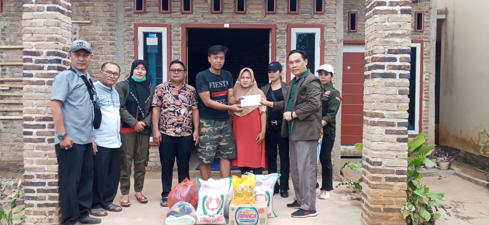 DPD KO-WAPPI Pesawaran Menyerahkan Bantuan Sosial Kepada Warga Desa Wiyono
