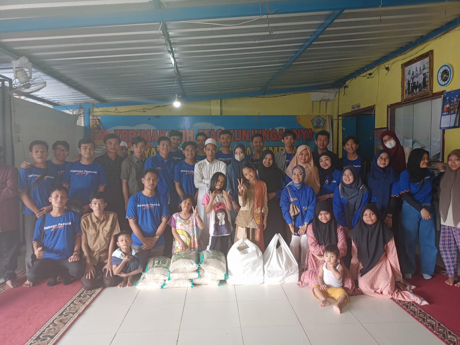 DPD KNPI bersama Relawan Pemuda Lampung melakukan giat Jum'at berbagi di Panti Asuhan Bussaina