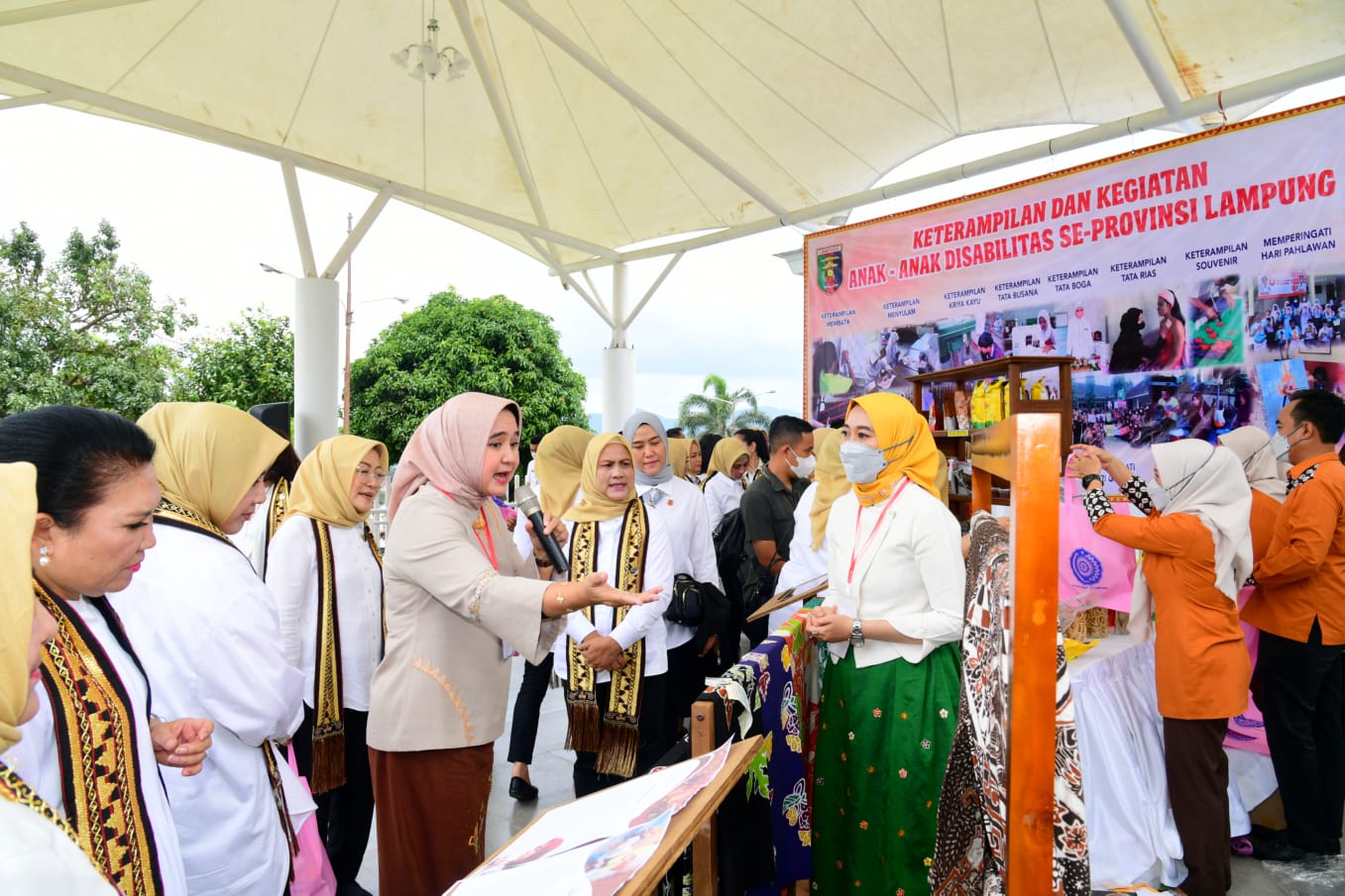 Serangkaian Kegiatan Ibu Negara Iriana Joko Widodo di Provinsi Lampung, Dari Menanam Pohon Hingga Mencoba Menenun Tapis