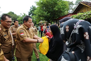 Gubernur Arinal Kunjungi Lamtim, Beri Bantuan Kursi Roda kepada Warga
