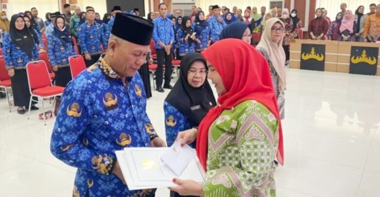 86 SK Pensiun PNS Diserahkan Walikota Bandar Lampung Eva Dwiana